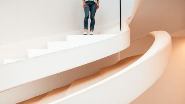 Sélection des meilleurs monte-escaliers debout : confort et tendances